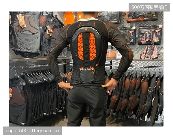 相较于传统硬壳护甲，D3O防摔服的整体重量被证实可降低40%，显著提升运动员的持久表现